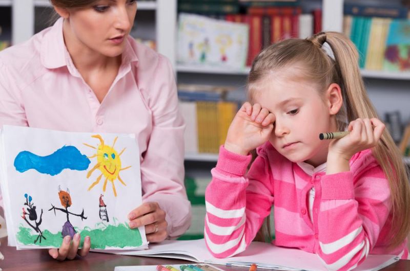 روانشناس کودک بر روی رفتارهای کودک تمرکز دارد.