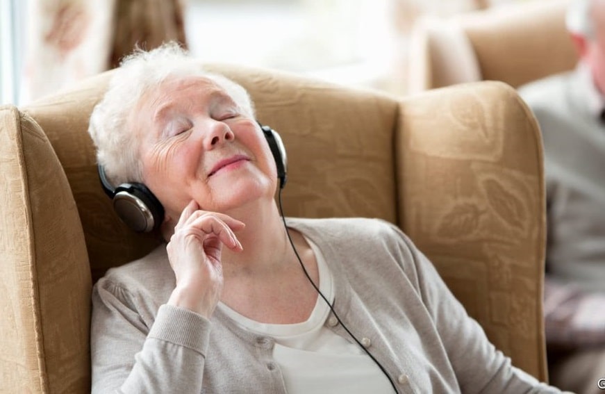  گوش کردن موسیقی در سالمندان