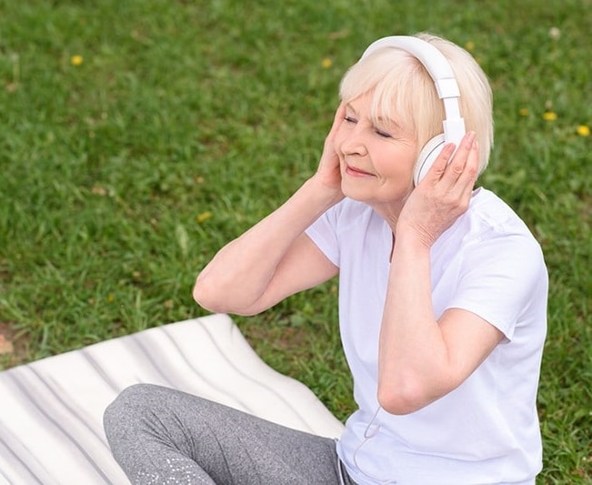 مزیت های گوش کردن موسیقی در سالمندان