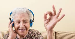 گوش کردن موسیقی سالمند