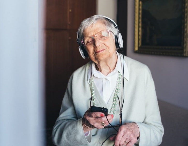  گوش کردن موسیقی در سالمندان