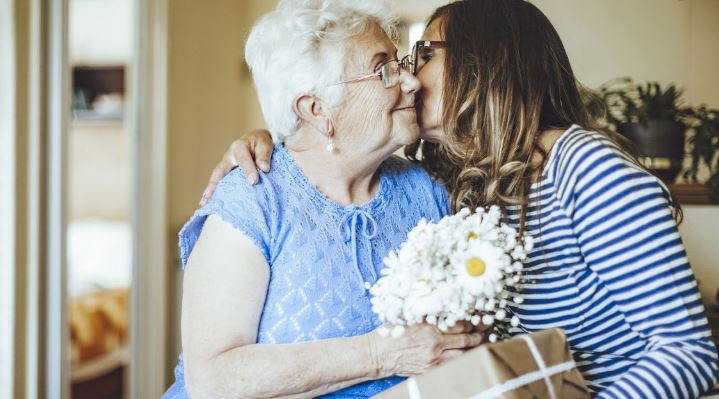 شش گام برای نشان دادن محبت به سالمندان که خانواده و پرستار سالمند باید بدانند؟