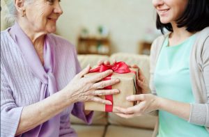 بهترین هدیه به سالمندان