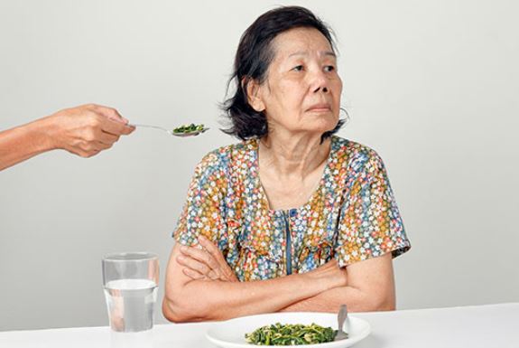 علت بی میلی سالمند به غذا