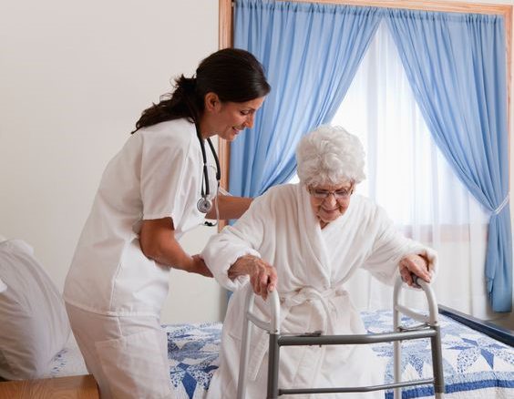 یکی از انواع خدمات پرستاری در منزل: پرستار سالمند است که وظیفه نگهداری و مراقبت از سالمند را برعهده دارد.