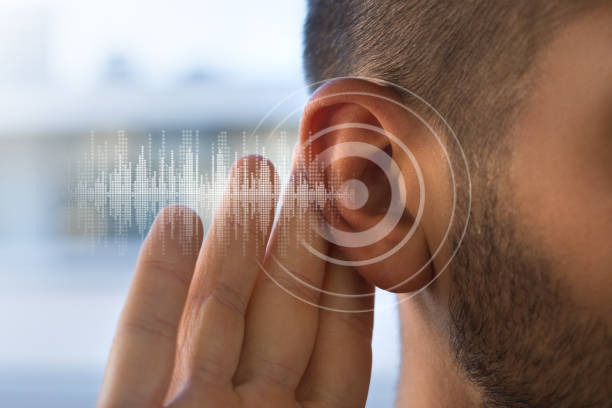 بررسی علائم کم شنوایی