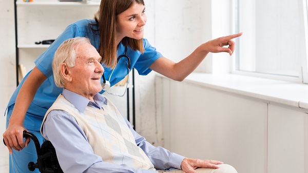 پرستار سالمند در انجام امور مربوط به مراقبت از سالمند باید صبور و مهربان باشد.