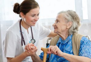 مزایای خدمات پرستاری در منزل برای سالمندان