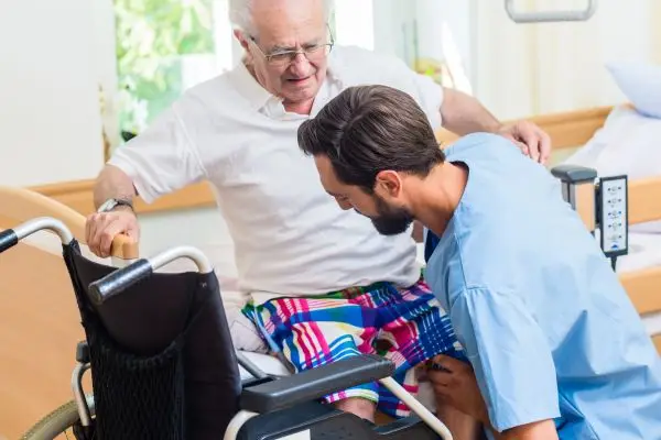 آیا هزینه خانه سالمندان بیشتر از پرستار سالمند است؟