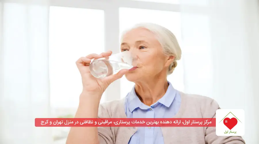 مدیریت مصرف مایعات و تخلیه بهموقع مثانه از روشهای غیردارویی جلوگیری از تکرر ادرار در سالمندان است.